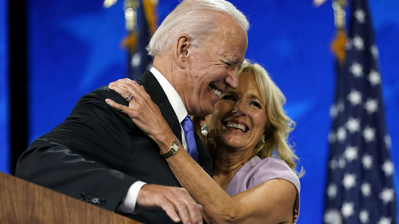 Jill Biden umarmt ihren Ehemann Joe Biden nach seiner Rede bei der Demokratischen Nationalversammlung
