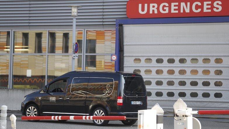 Ein Leichenwagen steht vor dem Notdienst eines Krankenhauses in Straßburg. Patienten, die älter sind als 80 Jahre und an Covid-19 erkrankt sind, werden hier nicht mehr beatmet.
