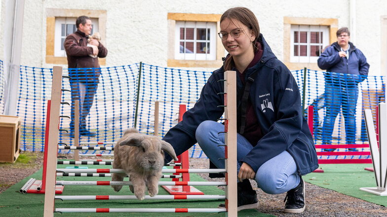 Relativ neu ist dagegen jene Sportart, die hier Nadine Lang in Ulberndorf mit ihrem Kaninchen betreibt: Kaminhop.