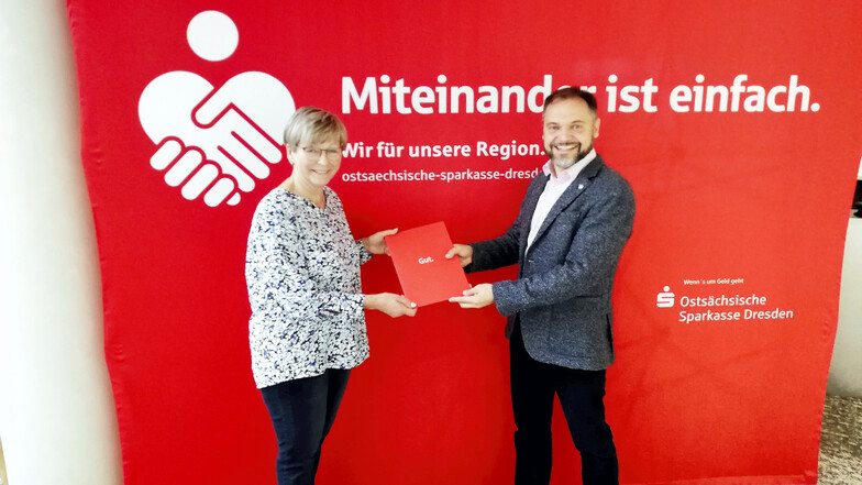 LHV-Schatzmeisterin Sybill Zaunick kann einen ganz erheblichen Aktivposten buchen – und das gleich über drei Jahre: In Dresden unterzeichneten sie und Jan Klemmer, Referent für Sponsoring bei der Ostsächsischen Sparkasse Dresden, den neuen Vertrag.