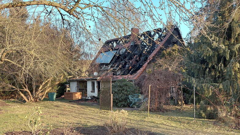 Das Wohnhaus in Altbernsdorf am Tag nach dem Brand: Die starken Schäden sind nicht zu übersehen.