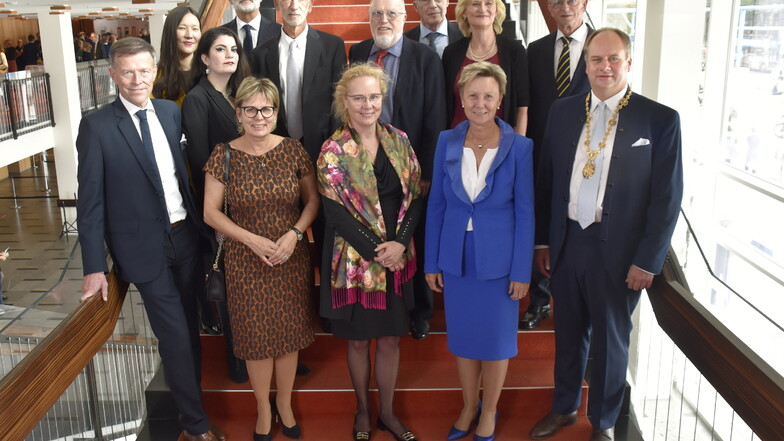 Oberbürgermeisterin a.D. Helma Orosz, OB Hilbert, mit Vertretern der Familie Arnold und weiteren Protagonisten des Festaktes im Kulturpalast.