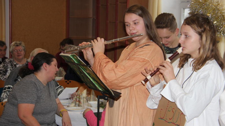 Jugendliche der katholischen St. Petri-Gemeinde Bautzen musizierten am Heiligabend für einsame Menschen und führten ein Krippenspiel auf.