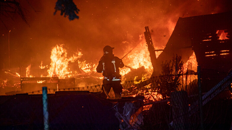 Auf dem Lupinenweg in Bischofswerda stand in der Nacht zu Samstag gegen 3.30 Uhr eine große Gartenlaube in Brand. Die Feuerwehr ging dagegen vor.