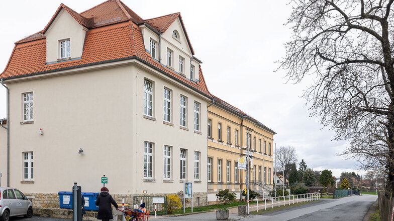 Die kleinste Schule in Heidenau mit dem derzeit größten Ärger: Eine Hortnerin der Heine-Grundschule wurde versetzt. Kein Einzelfall, doch diesmal wehren sich die Eltern.