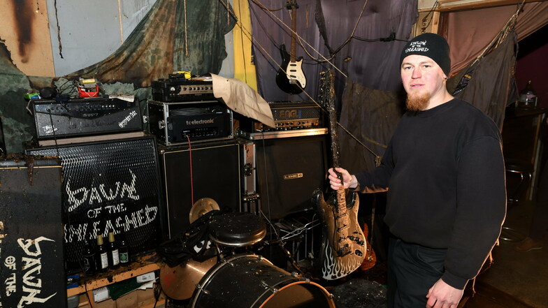 Bassist Richard Nikolai steht am Montagnachmittag im ausgebrannten Proberaum seiner Band „Dawn of the Unleashed“ in Freital-Döhlen.