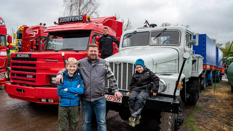 Zum Truckertreffen ist der Nossener Fuhrunternehmen Jens Judefeind gleich mit zwei historischen Lastwagen und seinen drei Söhnen Florian (21, hinten) sowie Alfred (12) und Gustav (7) nach Münchhof gereist.