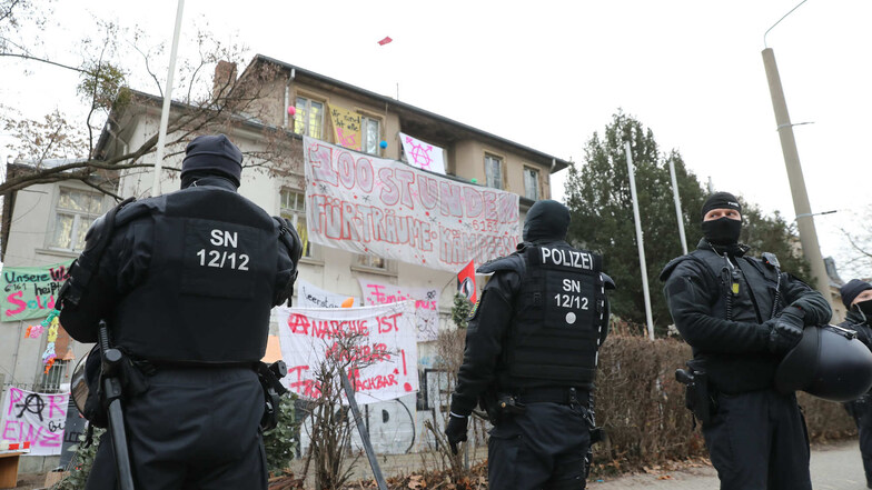 Polizisten im Januar vor dem besetzten Grundstück an der Königsbrücker Straße. Jetzt standen die ersten Besetzer vor Gericht.