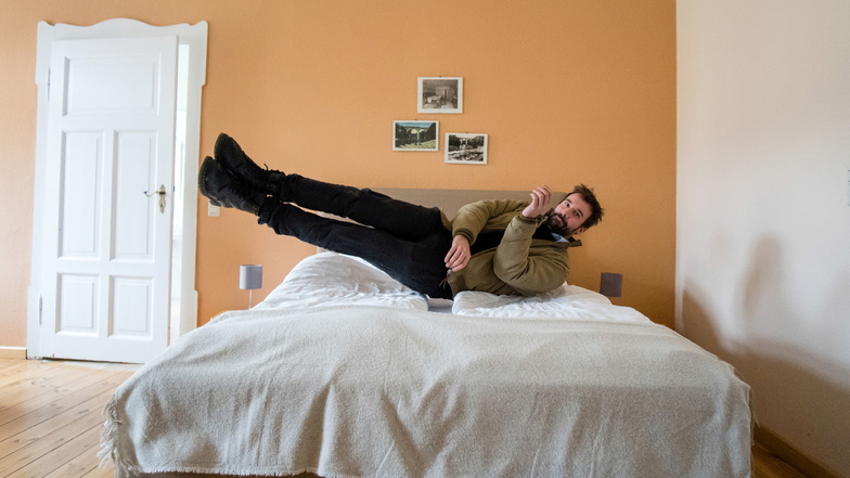 Mal ehrlich: Wer macht's nicht als erstes, wenn er in ein Hotelzimmer kommt? Jörg Daubner demonstriert die Fluffigkeit seiner Boxspringbetten.