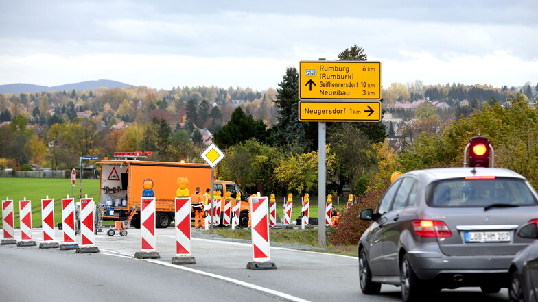 Straßenmeisterei repariert an der Neugersdorfer Ortsumfahrung