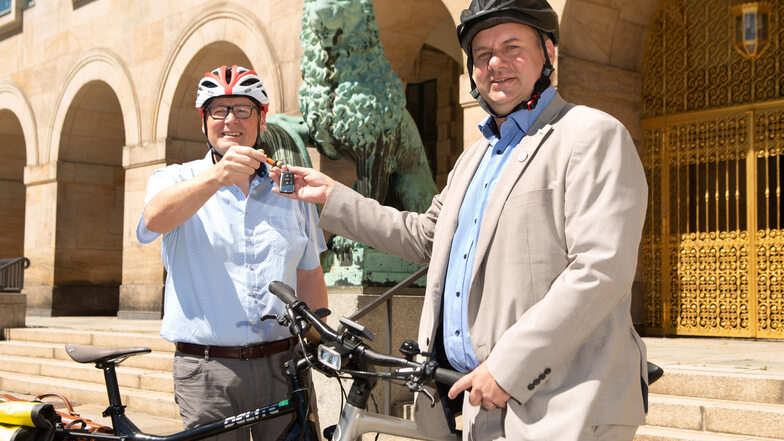 Geben ihre Autoschlüssel ab: OB Hilbert (r.) und der Direktor des Verkehrsmuseums Joachim Breuninger. Beide sind mit einem Team beim Stadtradeln dabei.
