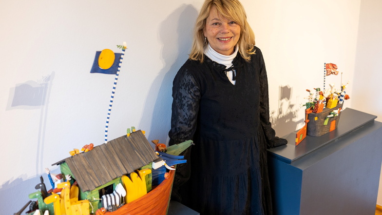 Museumsleiterin Daniela Simon zeigt Holzkunst von Klaus Wiechmann in Rabenau.