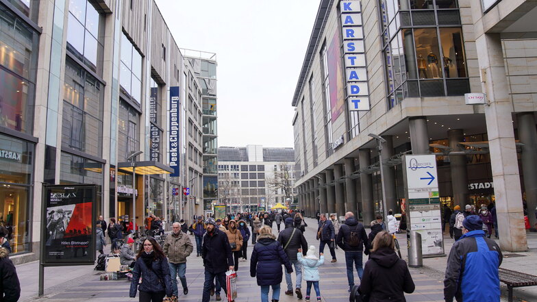 Auf der Prager Straße in Dresden könnte wieder mehr los sein. Die G-Regeln für den Einkauf in Geschäften ist aufgehoben worden.