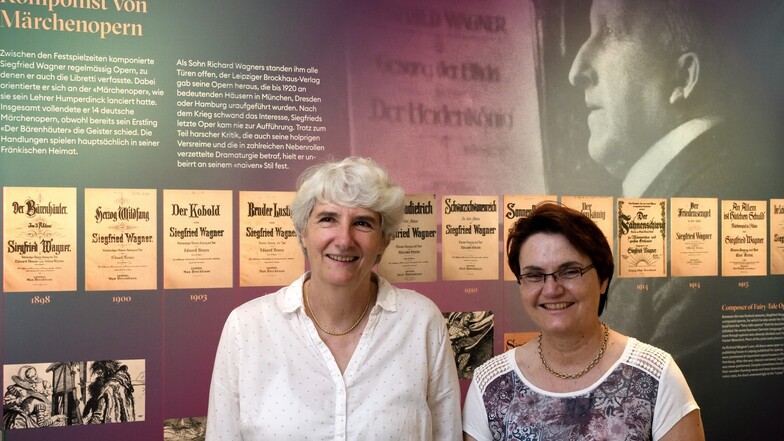 Die Historikerin Verena Naegele (links) und die Musikologin Sibylle Ehrismann haben mit ihrem Büro artes in Graupa eine spannende Ausstellung zum 150. Geburtstag von Siegfried Wagner gestaltet.