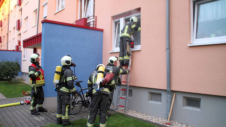 Weil die Wohnungstür sehr stark gesichert war, ging es für den Feuerwehr-Angriffstrupp schneller, durchs Fenster in die verqualmte Wohnung einzudringen.