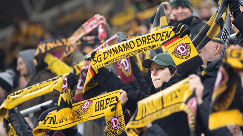6.774 der 6.792 Zuschauer im Rudolf-Harbig-Stadion konnten am Ende mit der kämpferischen Leistung der Dynamo-Profis zufrieden sein.