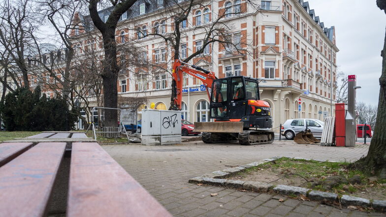 Ein Kleinbagger war bereits am Montagmorgen am ehemaligen Puschkinplatz-Kioskeck zugange.