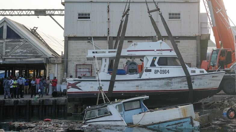 Ein Kran hebt ein durch den Hurrikan beschädigtes Boot aus dem Wasser bei den Bridgetown Fisheries.