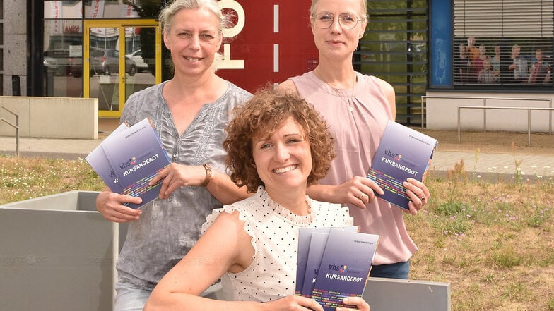 Sie stellten das Kursprogramm des Herbstsemesters
vor: Karla Kümmig (links hinten, stellvertretende Volkshochschul-Leiterin), Neu-Mitarbeiterin Julia Uebigau (rechts hinten) und Anna-Maria Bulang (vorn).
