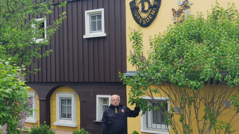 Jürgen Schulz vor seinem Umgebindehaus in Seifhennersdorf mit dem Dynamo-Emblem.