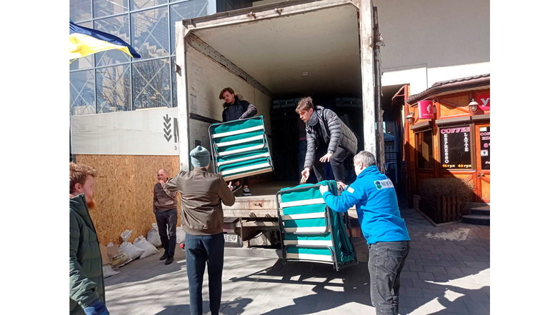 Helfer verteilen Betten, Matratzen und Decken in der ukrainischen Großstadt Dnipro in der Ostukraine.