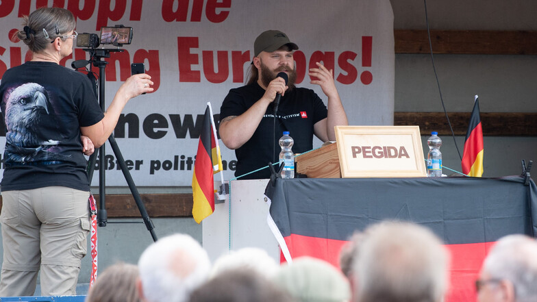 Alex Malenki, Identitäre Bewegung Leipzig, spricht auf einer Pegida-Kundgebung in Dresden.