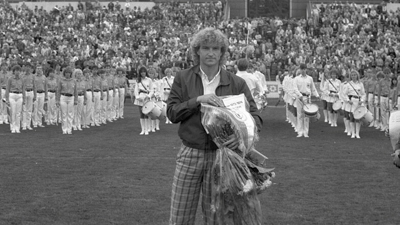 Im Mai 1986 bestreitet Dixie Dörner sein letztes Spiel für Dynamo, am 23. August wird er vorm Heimspiel gegen Magdeburg verabschiedet.