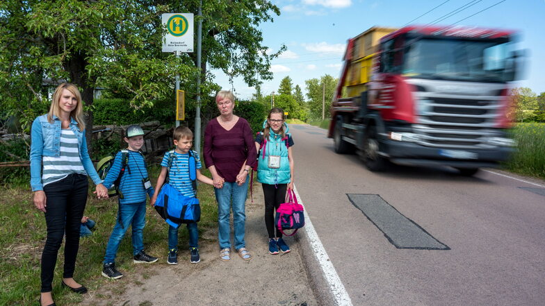 Ariane Reibetanz und Oma Petra Händler mit den Kindern Emma, Arno und Remo an der Schulbushaltestelle. Seit sechs Jahren müssen die Reinsdorfer über Hartha zur Schule fahren.