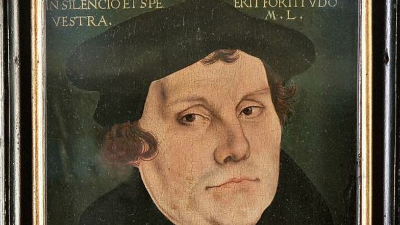 Cranachs Luther-Gemälde ist vermutlich schon seit vielen Jahrhunderten im Besitz der Stadt (rechts).