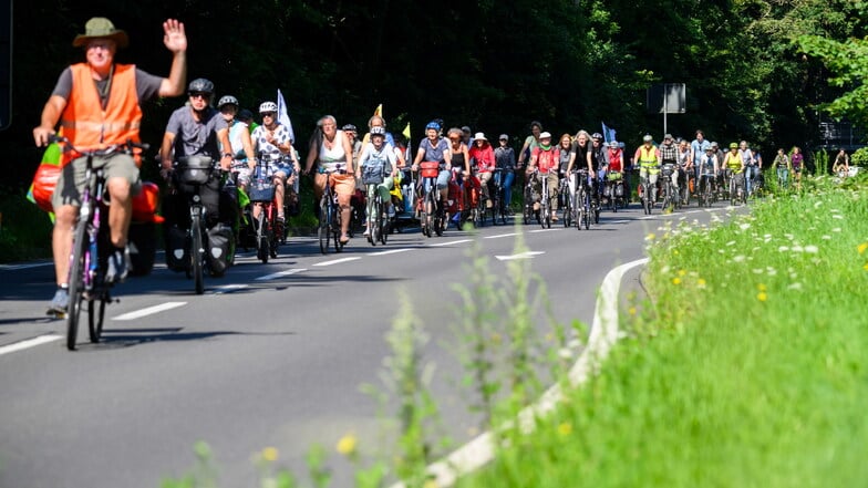 So sieht es aus, wenn ein Fahrradkonvoi einen gesamten Fahrstreifen nutzt.