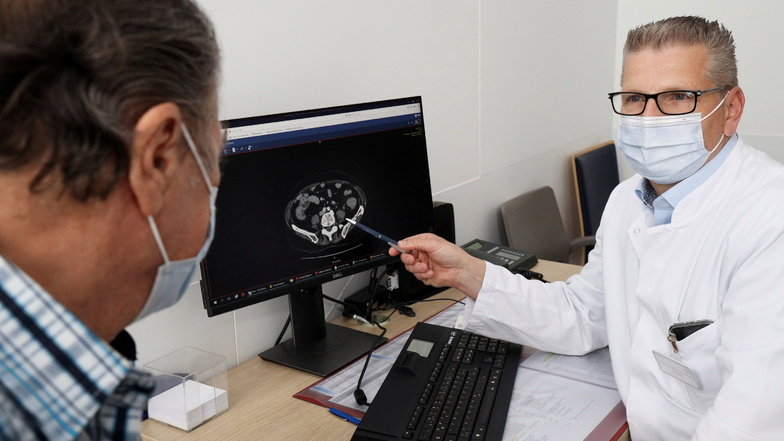 Professor Oliver Stöltzing vom Riesaer Elblandklinikum zeigt seinem Darmkrebs-Patienten Frank Geißler* eine Aufnahme seines Unterleibs.