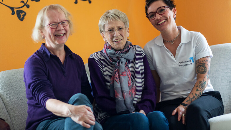 Sie freuen sich, dass es mit dem Umzug nach Thüringen klappt: Brigitte Gawron (Mitte), Jacqueline Gebhard, Leiterin des ambulanten Hospizdienstes der Johanniter (rechts) und Gabi Drechsler, ehrenamtliche Sterbebegleiterin, sitzen zum letzten Mal zusammen