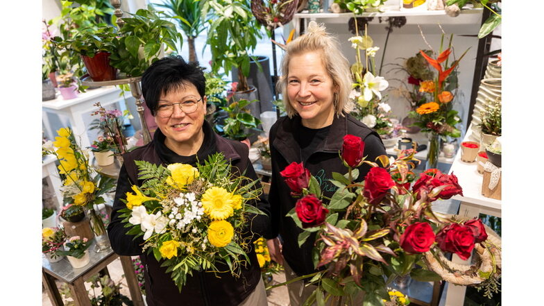 Silvia Walter (li.) und Sandra Schubert vom Blumenladen Walter in Pirna haben zum Valentinstag viel zu tun.