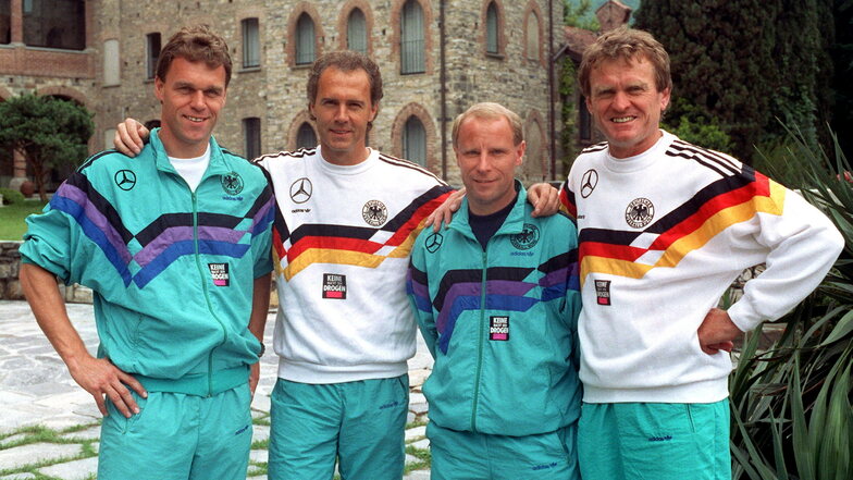1990 WM in Italien: Holger Osieck (l-r), Franz Beckenbauer (damaliger Teamchef), Berti Vogts (damals künftiger Bundestrainer) und Sepp Maier (damals Torwarttrainer), das Trainerteam für deutsche Nationalelf