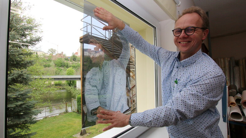Sonnenschutz-Experte Andreas Schmidt zeigt Folien, mit denen er die Südseiten-Fenster der Peter-Apian-Oberschule in Leisnig ausstatten darf. 2020 hatte er in den Schulen Proberäume eingerichtet, damit die Lehrer die Wirksamkeit testen konnten.