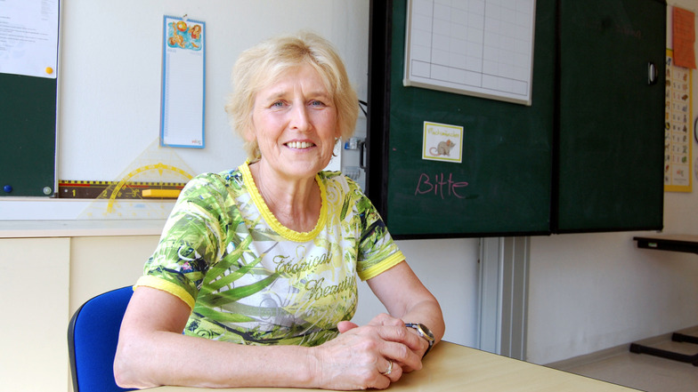 Martina Janze in dem Klassenraum, in dem sie 1985 ihre erste Klasse am Adler übernahm. Es hat sich natürlich einiges geändert.