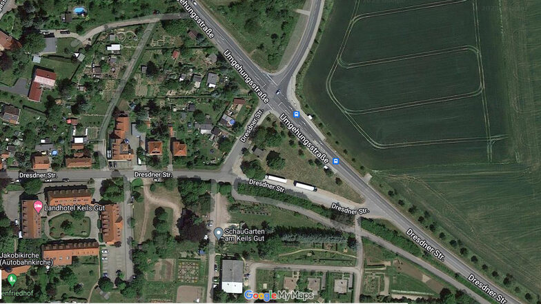 Um dieses Dreieck geht es. Auf dem Kartenausschnitt von Google Maps sind auch zwei Lkws zu sehen, die dort stehen.
