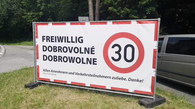 Zwei Umleitungen führen derzeit durch Kirschau. Das Bautzener Landratsamt hat der Einrichtung einer temporären 30er-Zone nicht zugestimmt. Nun appellieren große Planen an die Vernunft der Autofahrer.