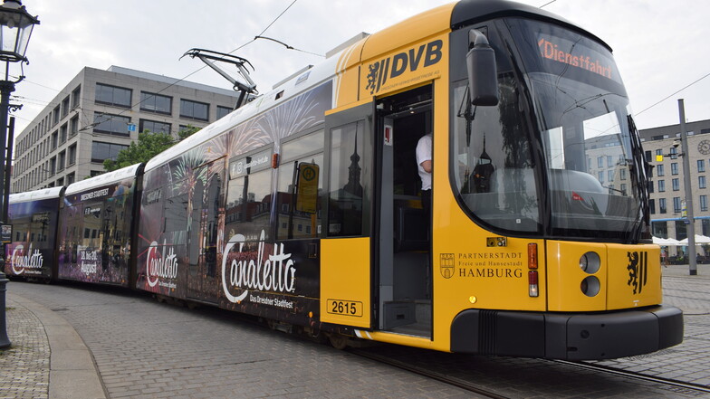Am Mittwochvormittag wurde die neue Canaletto-Straßenbahn am Postplatz vorgestellt. Insgesamt drei Jahre lang fährt sie nun durch Dresden.
