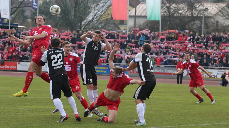 Volles Haus beim Sachsenpokal-Halbfinale am 26. März 2016 in Kamenz. Stefan Höer versucht, den Ball per Kopf im Tor unterzubringen.