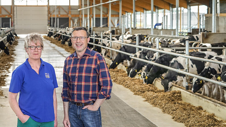 Der neue Jungrinderstall bietet gute Bedingungen sowohl für die Tiere, als auch die dort tätigen Mitarbeiter der Agrofarm Göda. Herdenmanagerin Constanze Wachter und Vorstandsvorsitzender Bernhard John freuen sich darüber.