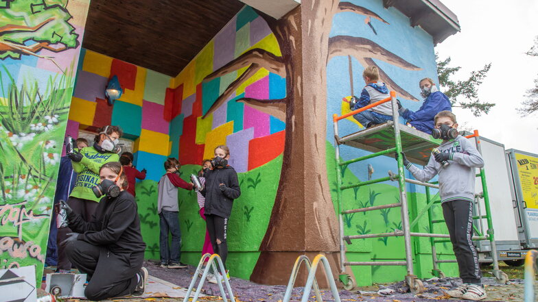 Nieskyer Jugendzentrum "Holz" in bunten Farben