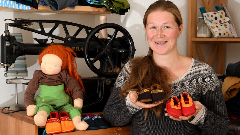 Inga Böhling zeigt in ihrem Nähzimmer in Tharandt einige ihrer Puschen, die sie am Sonntag in Freital anbieten will.
