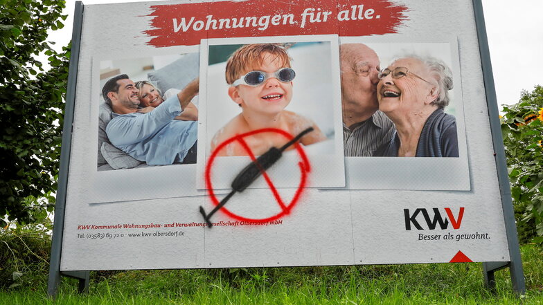Eine durchgestrichene Spritze prangt seit Kurzem auf dem Werbeplakat der KWV Olbersdorf. Die Schmiererei soll zeitnah beseitigt werden.