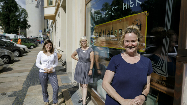 Katja Ostmann, Silke Neumann und Ulrike Knauf vom Verein Tierra vor dem neuen Weltladen auf der Elisabethstraße: Der genaue Eröffnungstermin steht noch nicht fest.