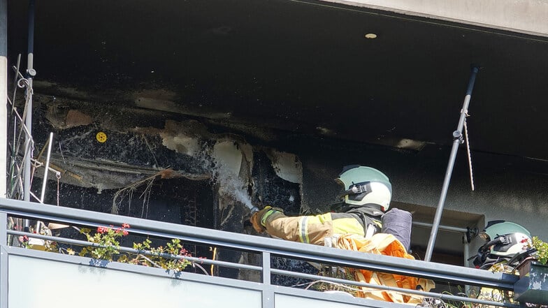 Bei einem Feuer in der Dresdner Friedrichstadt sind am Sonntagnachmittag in Dresden zwei Menschen verletzt worden.