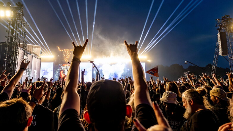 Vier Tage lang standen auf den Wiesen des 2.000-Seelen-Dorfes Wacken dröhnende Bässe, kreischende Gitarren und gewaltige Trommel-Einlagen im Mittelpunkt.