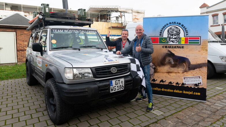 Dirk Hülsmann (l.) und Carsten Hillmann waren Freitag beim Start der Dresden-Rallye in der Laubegaster Werft dabei. Sie sind zum ersten Mal auf der Tour nach Afrika dabei.