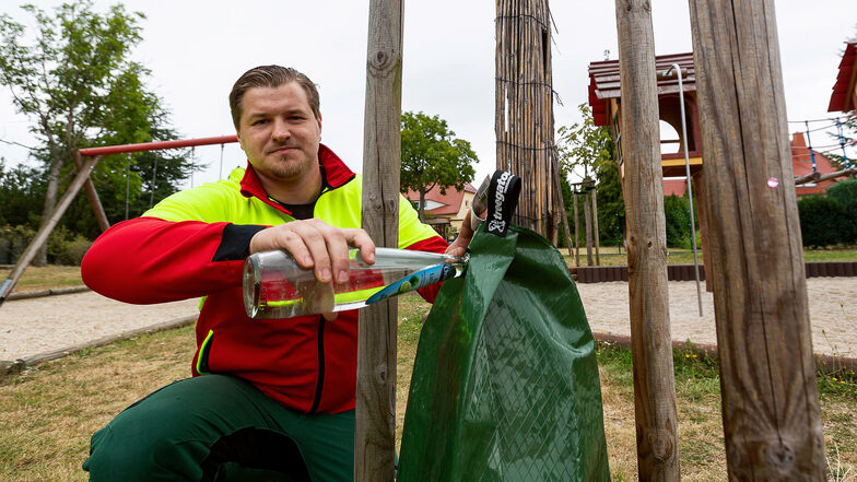 Philipp Müller demonstriert das Prinzip des Wassersacks. Der Baumexperte spendiert der Stadt 20 solcher Säcke, die an den Bäumen befestigt und von jedem befüllt werden können.