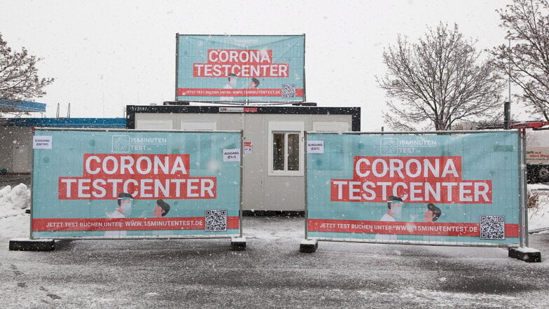 Als das Corona-Testcenter in Kodersdorf an der Tankstelle eröffnet wurde, lag noch etwas Schnee.